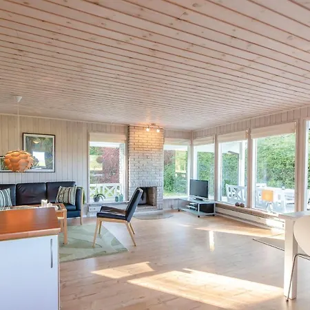 Three-bedroom In Feriehus *